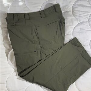 Duluth Trading Co Men's olive Green Cargo Pants